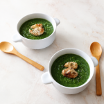 Crema verde al tomillo con pollo marinado