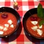 Gazpacho con cerezas y taquitos de mozzarella