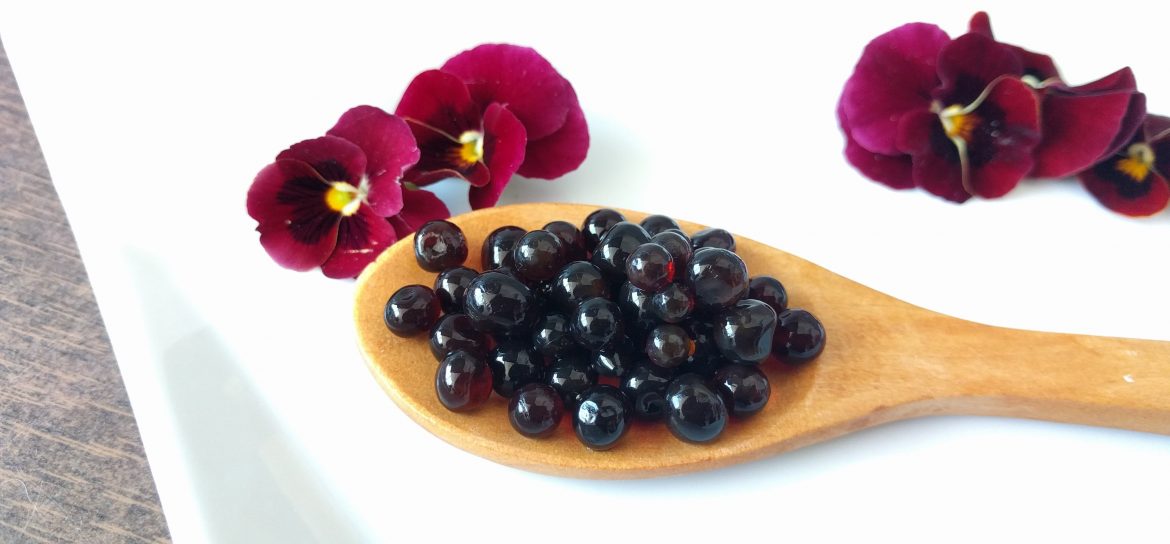 Balsamic vinegar pearls: a spectacular decoration
