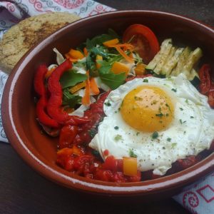 Huevos rancheros con verduras y gordita