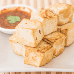 Tofu a la plancha con salsa picante