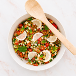 Ensalada de lentejas con verduras frescas y limón