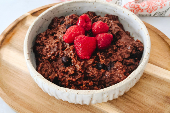 Porridge con cacao y frutos rojos