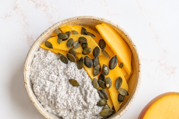 Pudding cremoso de chía y coco con mango